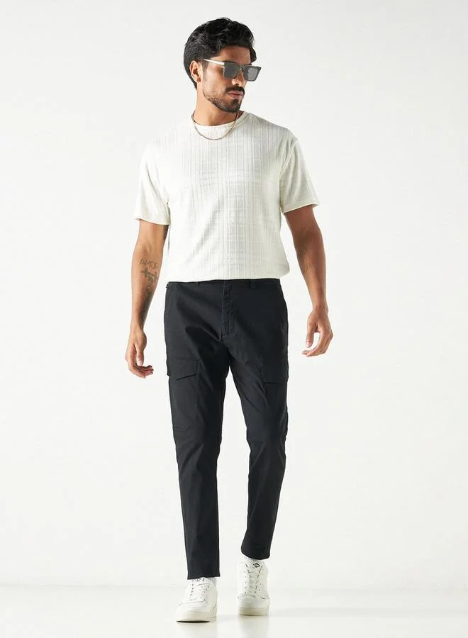 ايكونيك تيشيرت بارز الملمس بياقة ضيّقة وأكمام قصيرة من آيكونيك