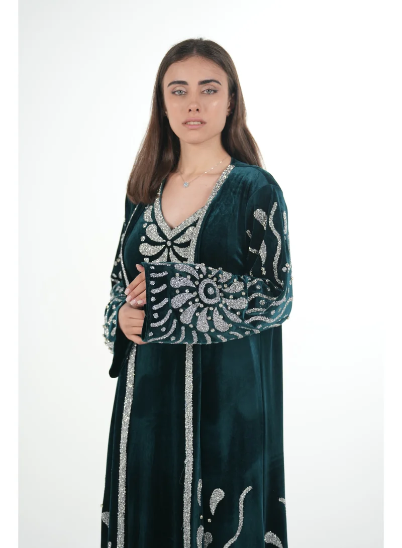 البنت الشرقية قفطان مغربي مخمل مطرز مع حزام على الخصر