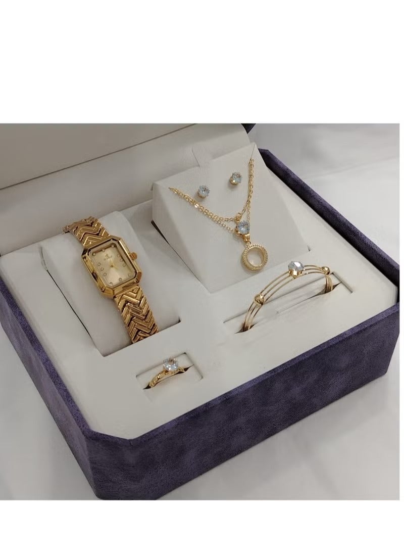 Women's watch with a bracelet and a ring made of zircon