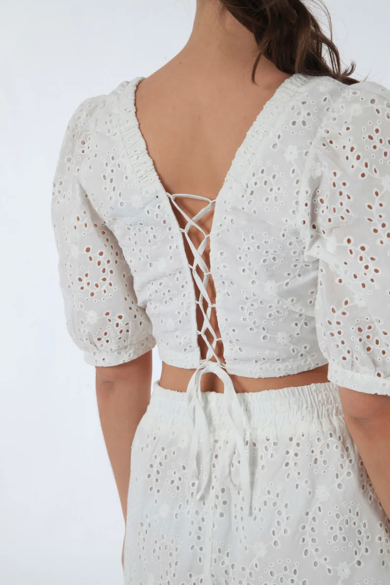 دبل سكند شورت مطرز أبيض