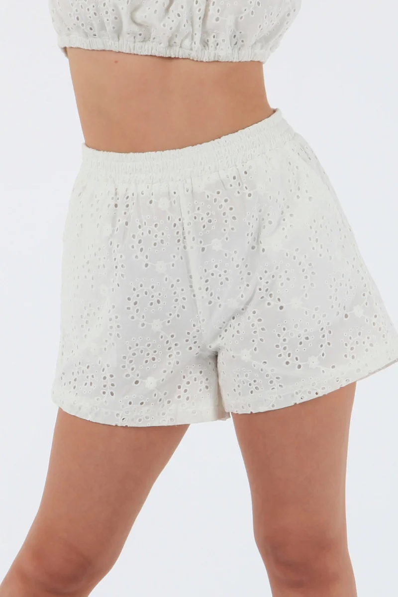 دبل سكند شورت مطرز أبيض