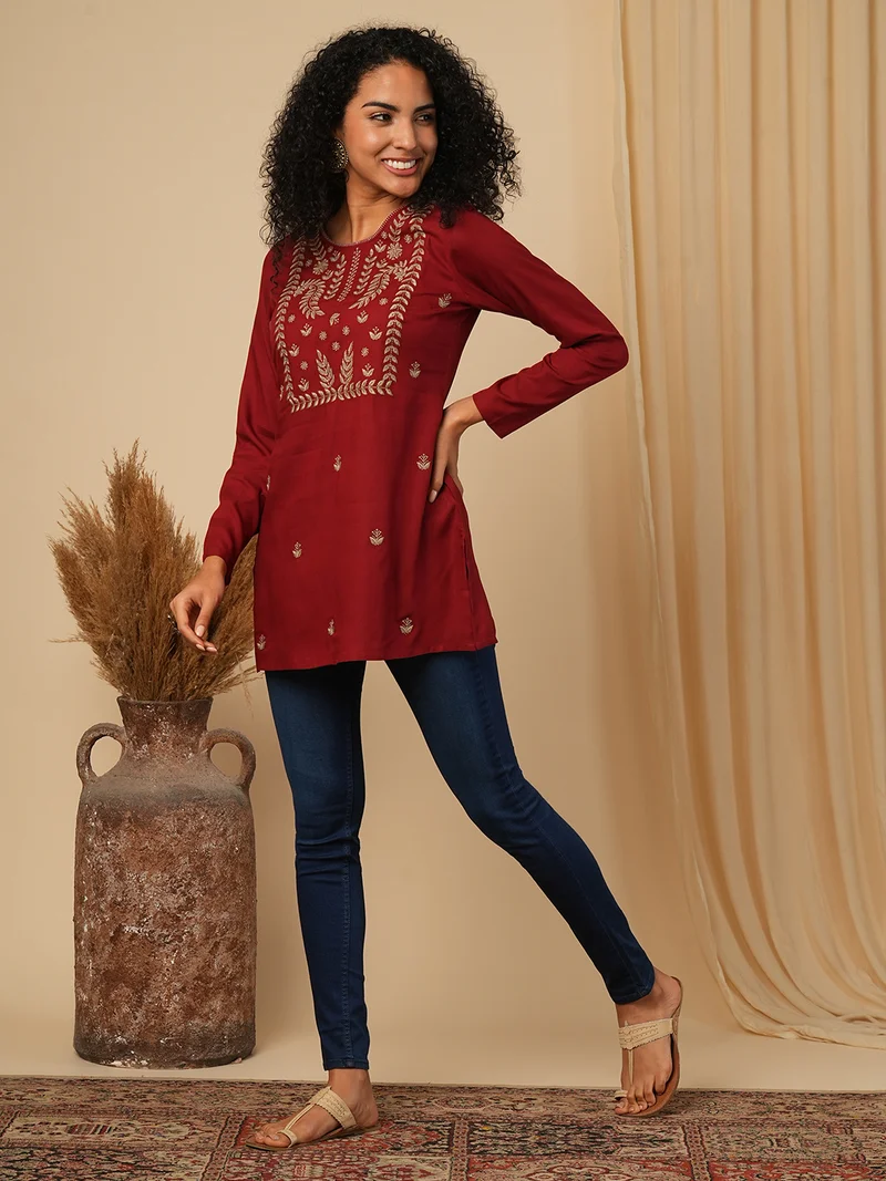 جلو باص Women Embroidered Neck Ethnic Tunic