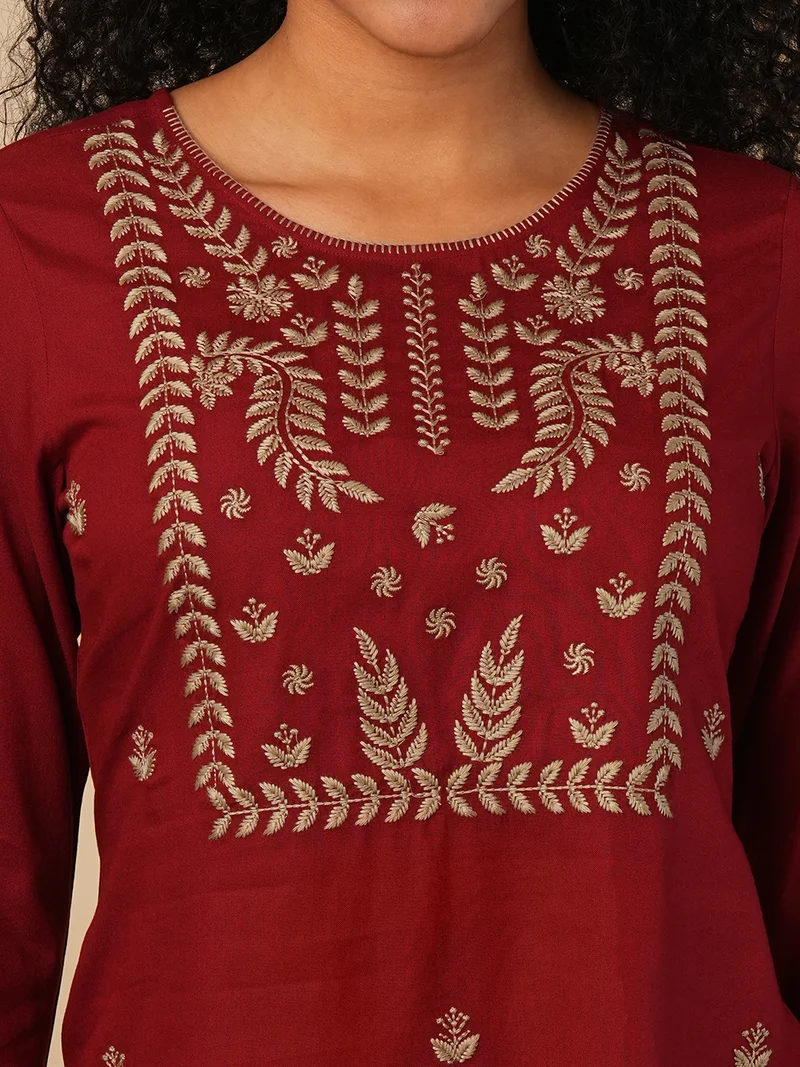 جلو باص Women Embroidered Neck Ethnic Tunic