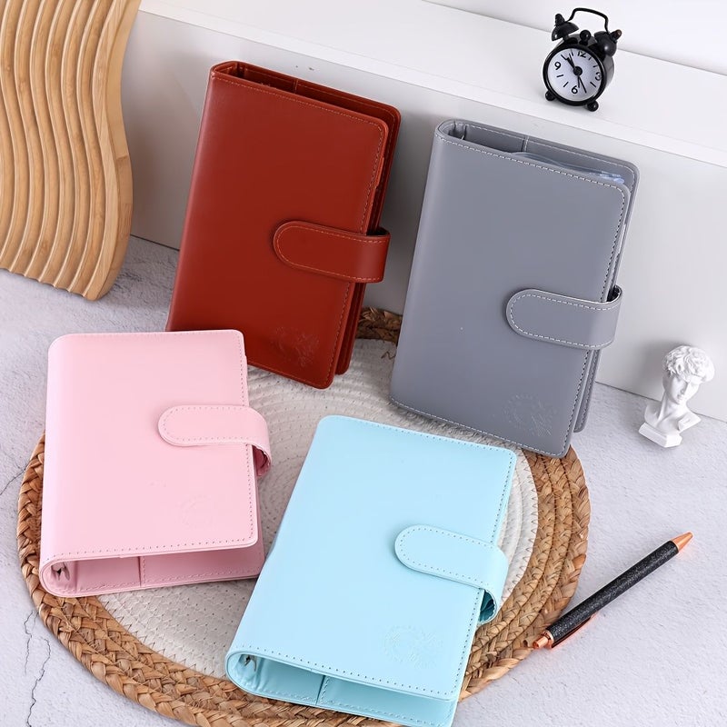غلاف مقوى A6 بلون رمادي لتحدي الادخار 📒 بجودة PU Leather 🌟، مع 6 حلقات 📂 نظام دفتر قصاصات مذكرات 🗒️، يحتوي على أظرف بسحاب وأكياس بلاستيكية 💼 لتنظيم النقود وفحص التخزين 🧾، ويتضمن 12 ورقة ميزانية 📋 كهدية مفكرة مع صورتها الكتابية 🎁. - Image 3
