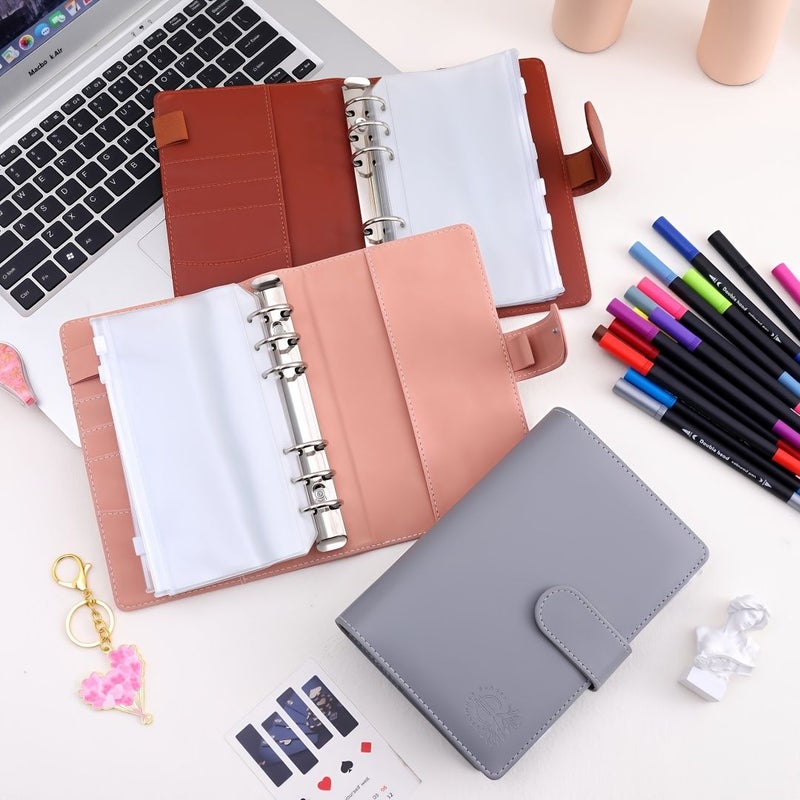 غلاف مقوى A6 بلون رمادي لتحدي الادخار 📒 بجودة PU Leather 🌟، مع 6 حلقات 📂 نظام دفتر قصاصات مذكرات 🗒️، يحتوي على أظرف بسحاب وأكياس بلاستيكية 💼 لتنظيم النقود وفحص التخزين 🧾، ويتضمن 12 ورقة ميزانية 📋 كهدية مفكرة مع صورتها الكتابية 🎁. - Image 4
