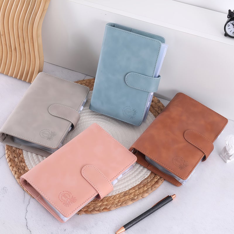غلاف مقوى A6 بلون رمادي لتحدي الادخار 📒 بجودة PU Leather 🌟، مع 6 حلقات 📂 نظام دفتر قصاصات مذكرات 🗒️، يحتوي على أظرف بسحاب وأكياس بلاستيكية 💼 لتنظيم النقود وفحص التخزين 🧾، ويتضمن 12 ورقة ميزانية 📋 كهدية مفكرة مع صورتها الكتابية 🎁. - Image 2
