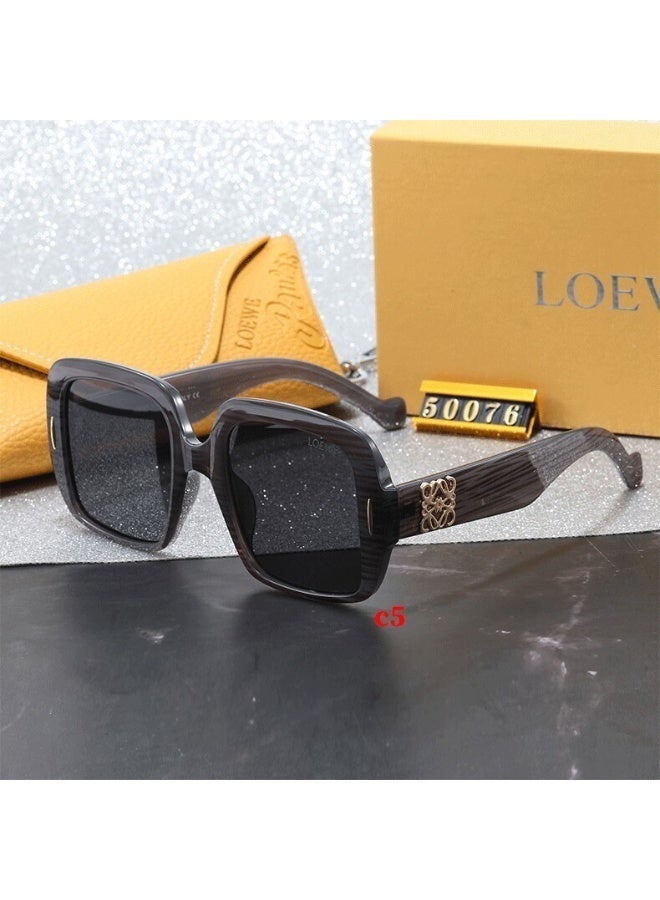 LOEWE إطارات نظارات شمسية غير محددة الجنس من لويس، مثالية للاستخدام اليومي. - Image 1