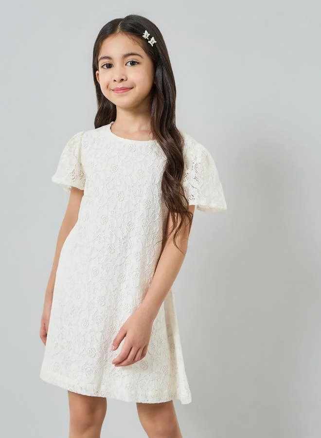 ستايلي فستان بحافة واسعة بتفاصيل دانتيل