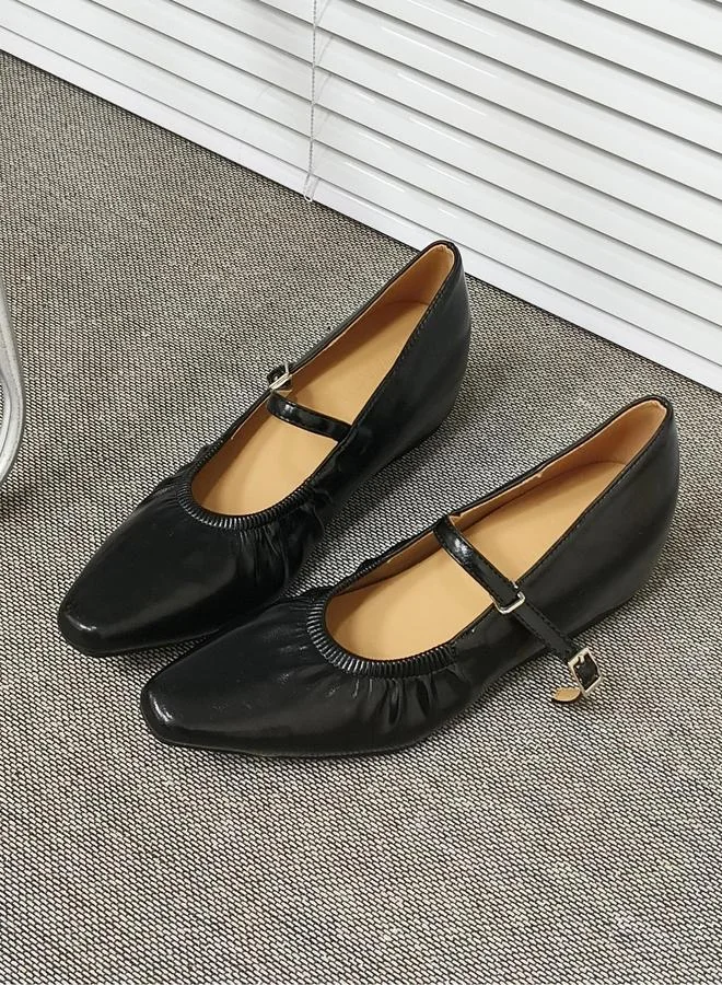 تايك تو حذاء بمقدمة مدببة وتفاصيل مطاطية