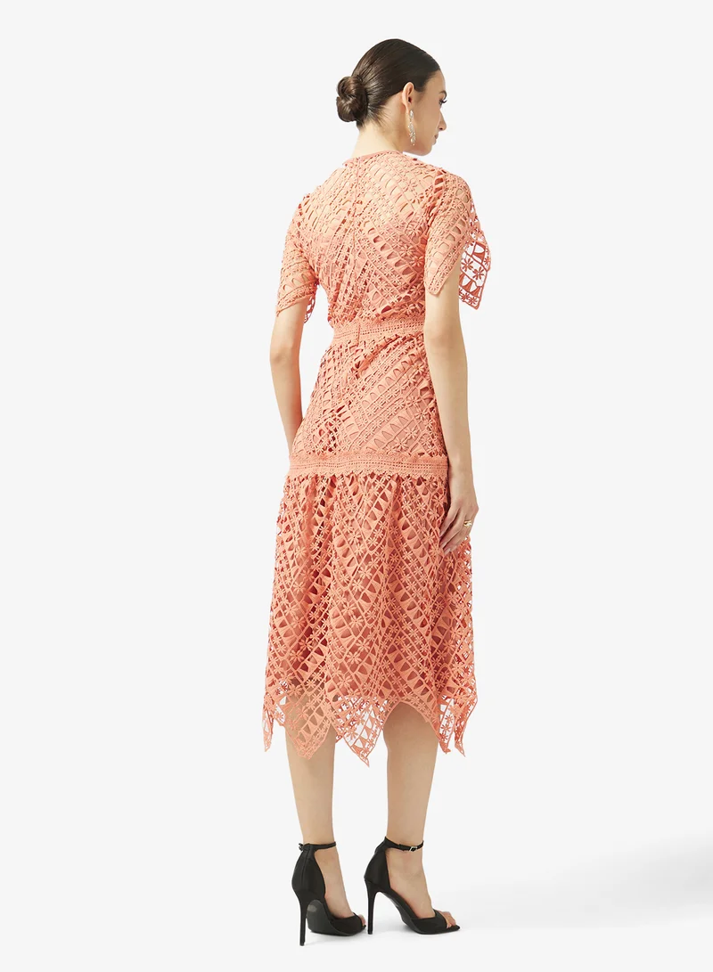 فروك اند فرل فستان ميدي قصير بأكمام قصيرة بتفاصيل كروشيه