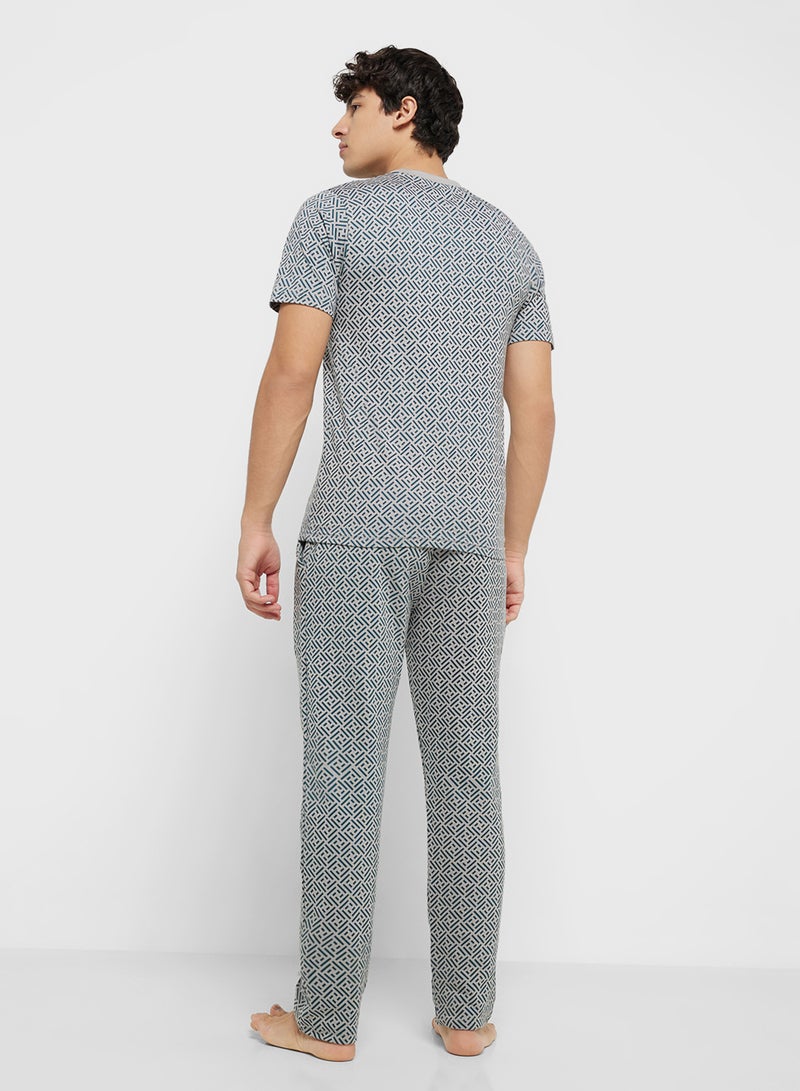 Seventy Five تي شيرت بطباعة شاملة وسروال رياضي  - Image 2