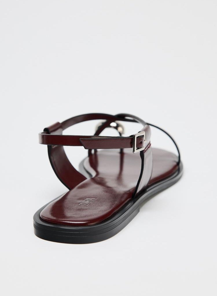 زارا صندل مسطح مسطح مزين بزخارف معدنية - Image 3