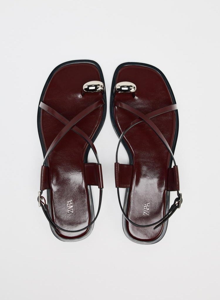 زارا صندل مسطح مسطح مزين بزخارف معدنية - Image 4