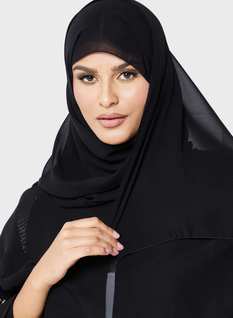 هيا كلوزيت عباية مطرزة بياقة V