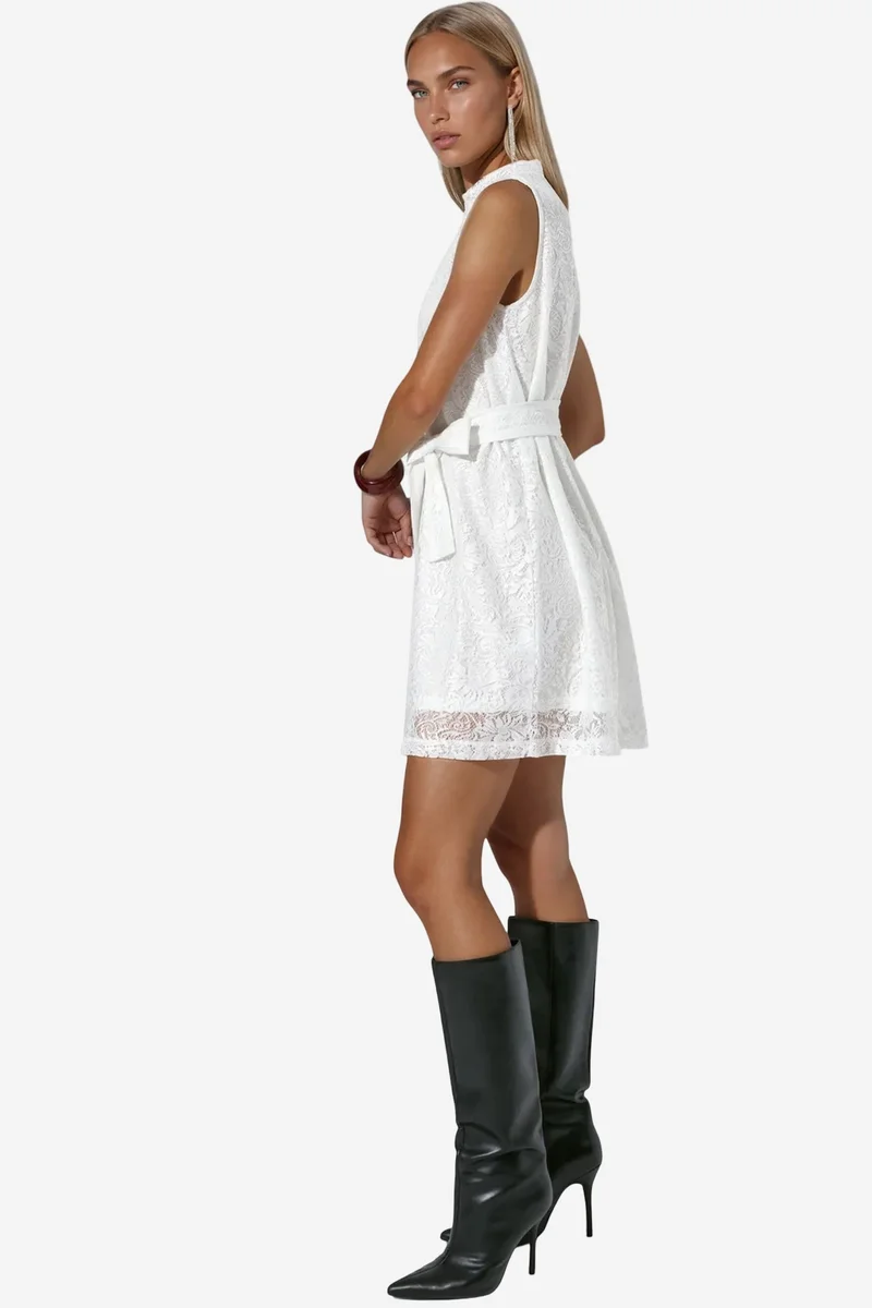 جينيفر Belted Strapless Lace Mini Dress