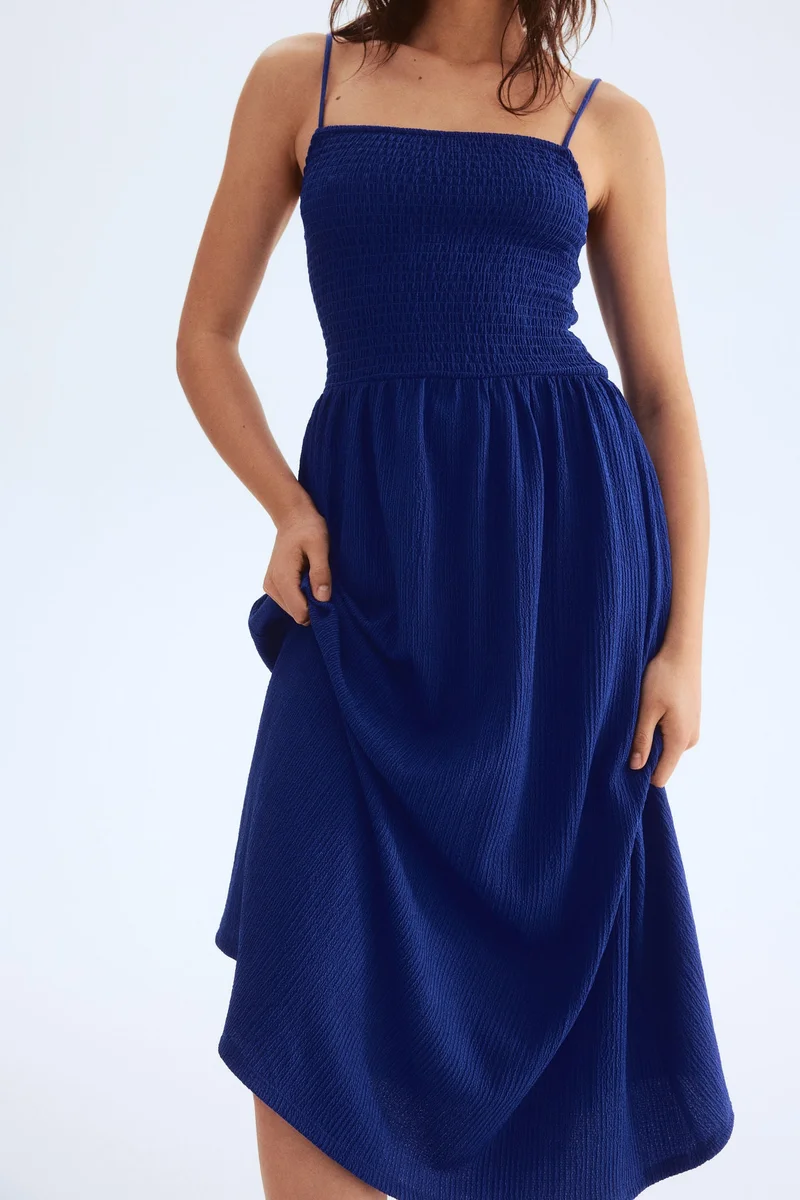 اتش اند ام فستان بحمالات كتف رفيعة ودرزات مجمعة