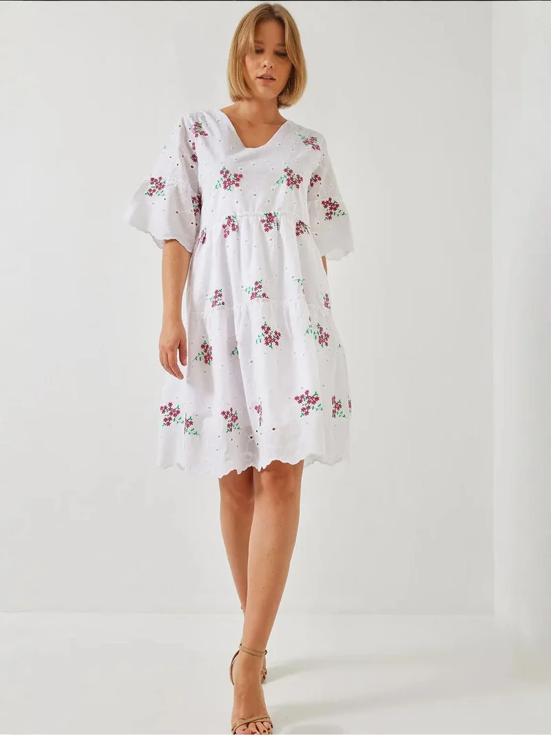Bianco Lucci LUCCI Embroidered V-neck Midi Dress