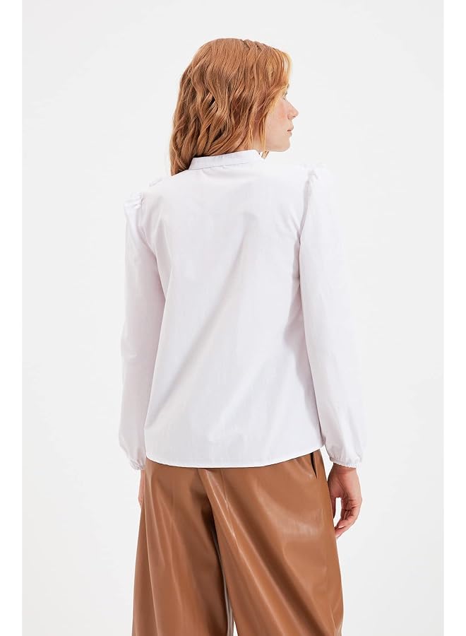 ترينديول قميص نسائي أبيض بتفاصيل معالجة - Image 4