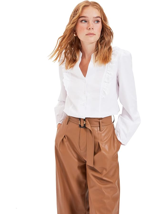 ترينديول قميص نسائي أبيض بتفاصيل معالجة - Image 1