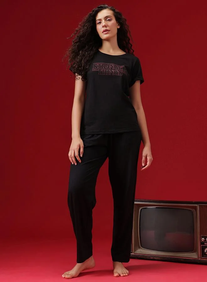 كلوفيا طقم بيجاما قطني من تيشيرت بطبعة جرافيك مع بنطال