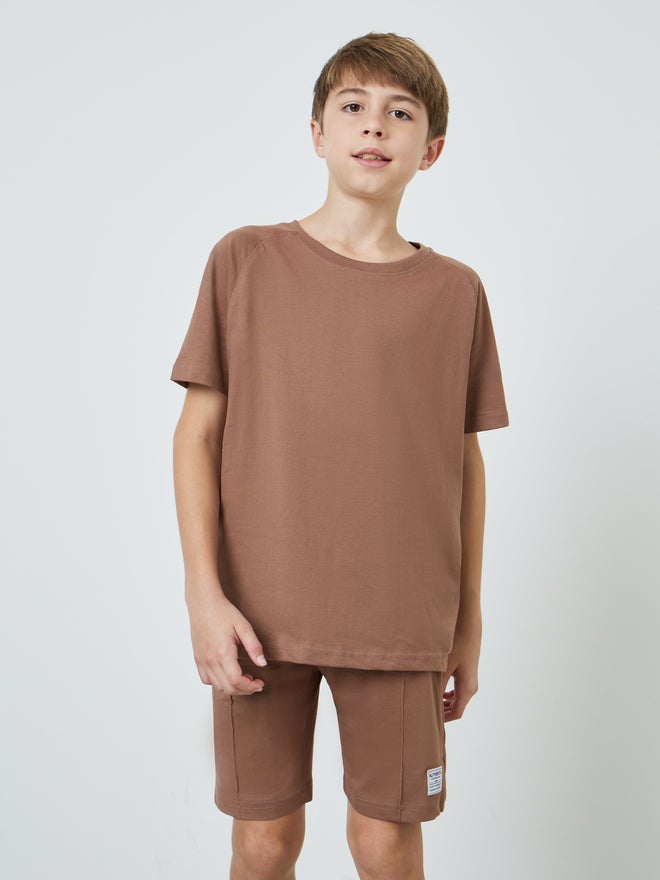 Styli Teen Boys Raglan Sleeve T-shirt and Badge Detail Shorts Set - Image 2