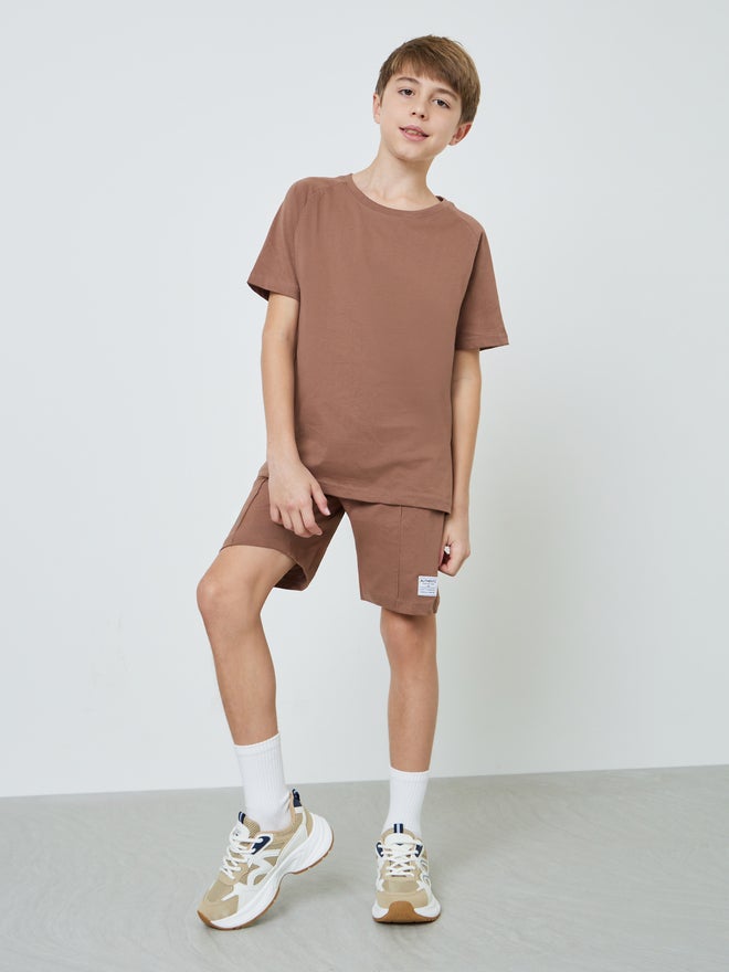Styli Teen Boys Raglan Sleeve T-shirt and Badge Detail Shorts Set - Image 1