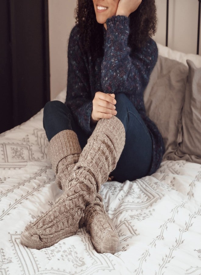 MUK LUKS جوارب نسائية من MUK LUKS، محبوكة بنمط كابل، تصل إلى فوق الركبة، لون الخشب الطافي/اللؤلؤ، مقاس واحد يناسب معظم الأحجام - Image 4