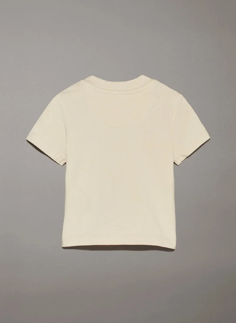 كالفن كلاين جينز تيشرت للأطفال حديثي الولادة مزين بشعار كلفن كلاين