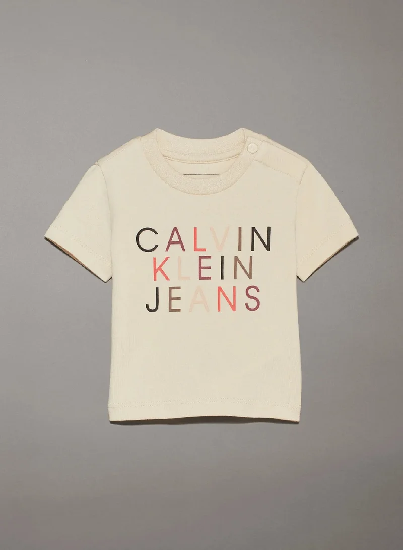 كالفن كلاين جينز تيشرت للأطفال حديثي الولادة مزين بشعار كلفن كلاين