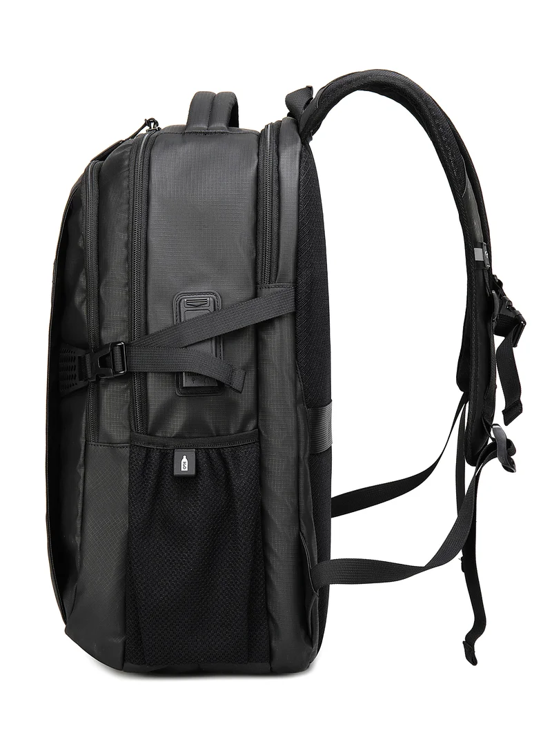 ARCTIC HUNTER Travel Daypack Water Repellant Scratch Resistant 30L Backpack with Built In USB/Headphone Port for Men and Women B00388 Black