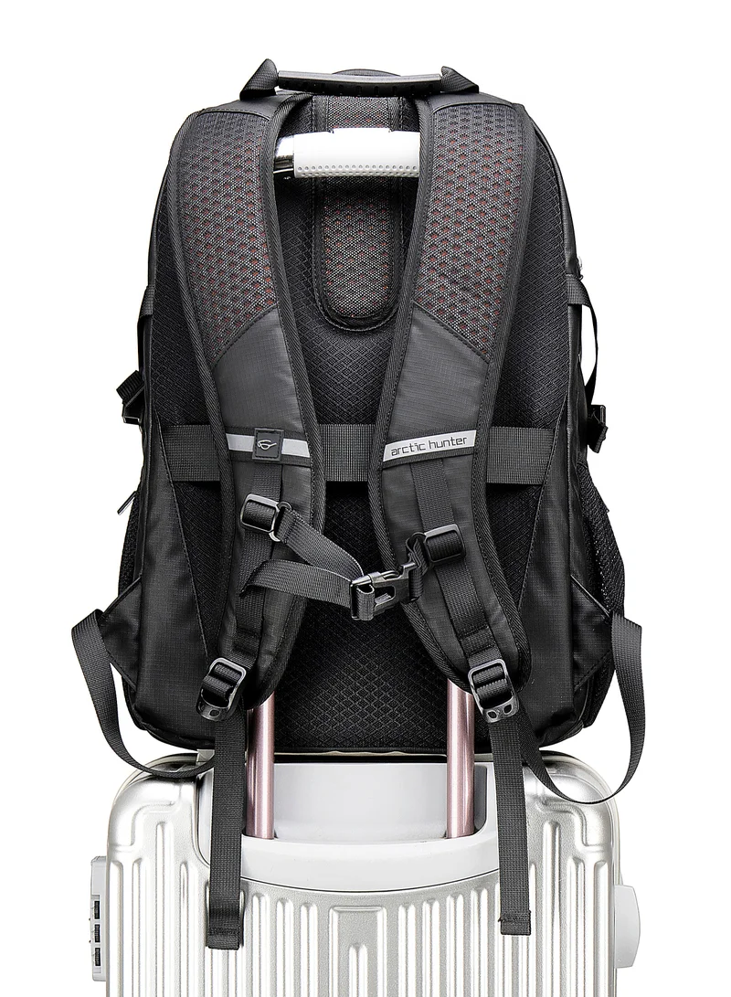 ARCTIC HUNTER Travel Daypack Water Repellant Scratch Resistant 30L Backpack with Built In USB/Headphone Port for Men and Women B00388 Black