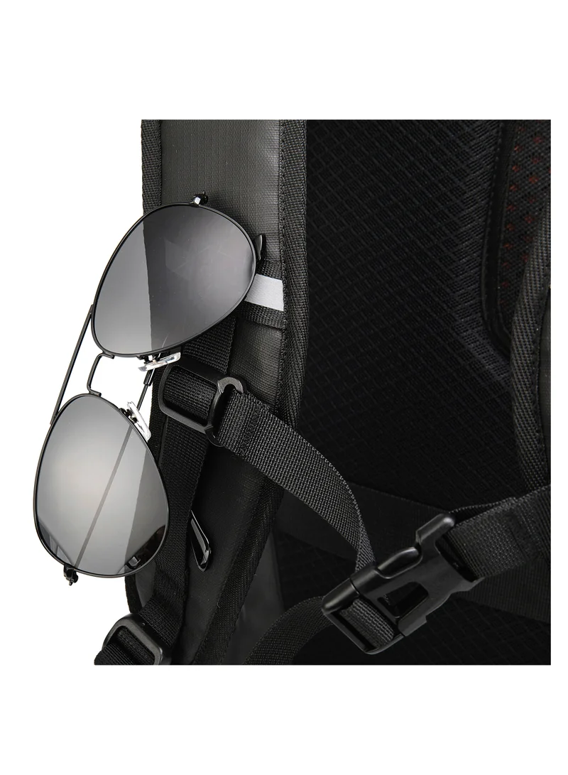 ARCTIC HUNTER Travel Daypack Water Repellant Scratch Resistant 30L Backpack with Built In USB/Headphone Port for Men and Women B00388 Black