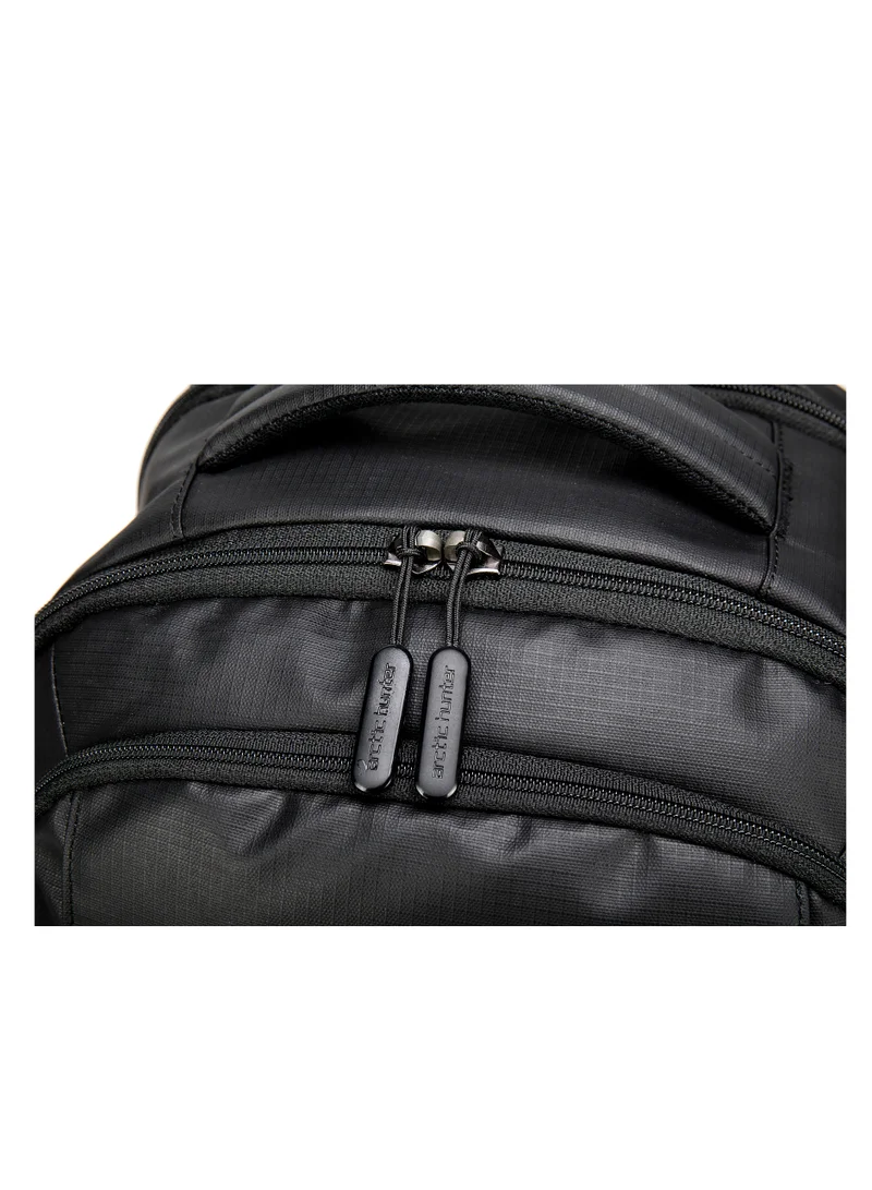 ARCTIC HUNTER Travel Daypack Water Repellant Scratch Resistant 30L Backpack with Built In USB/Headphone Port for Men and Women B00388 Black