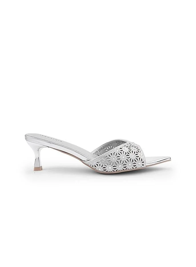 أيقون Metallic heel slipper with delicate strap design.