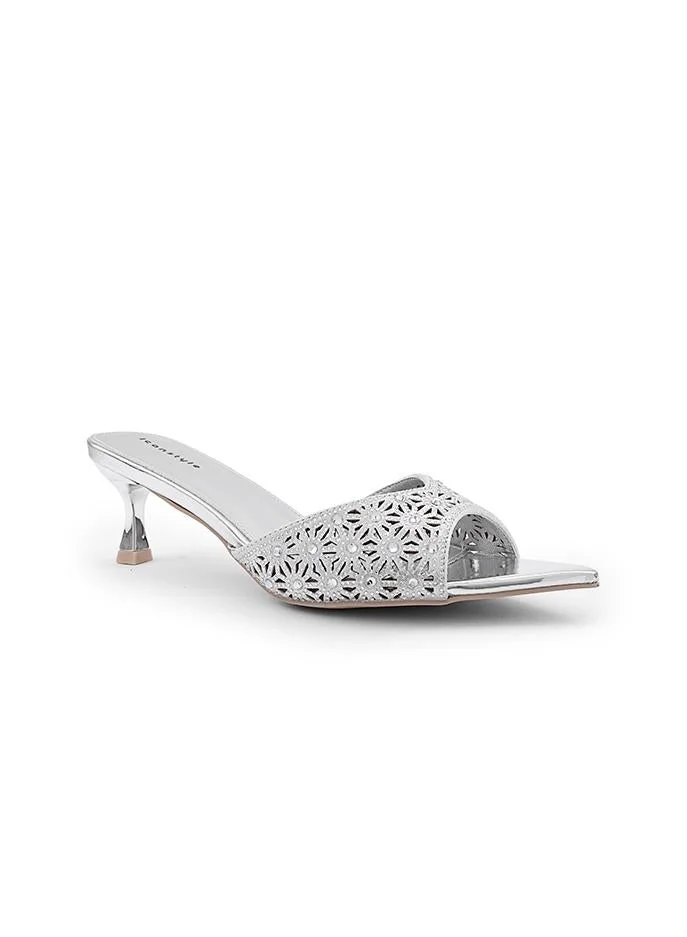 أيقون Metallic heel slipper with delicate strap design.