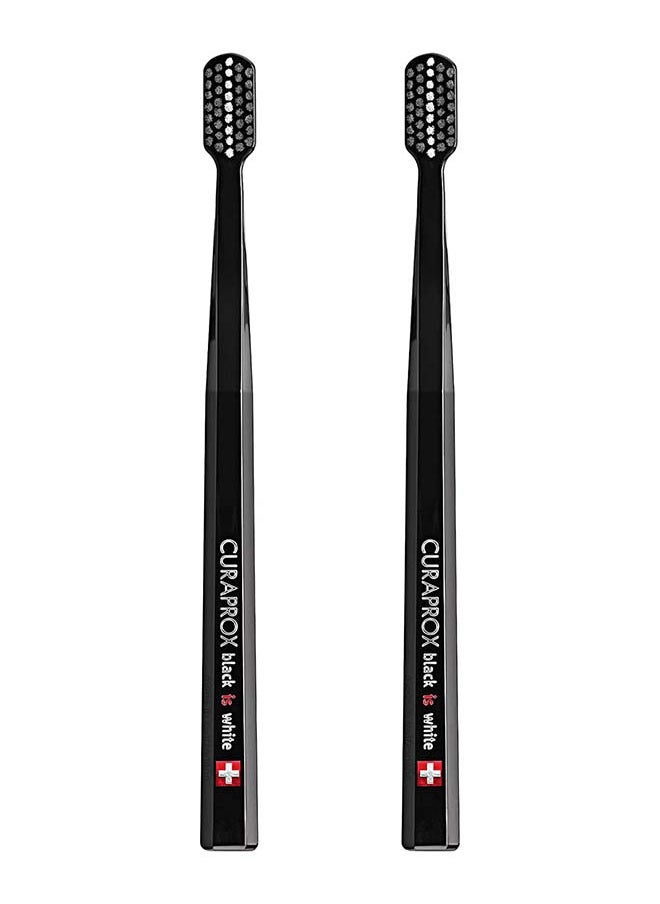 CURAPROX Curaprox Black عبارة عن حزمة ثنائية بيضاء. 2 × فرشاة أسنان تبييض الكربون CS Black - فرشاة أسنان فائقة النعومة للبالغين مع شعيرات من البوليستر والكربون 8&#39;760  - Image 1