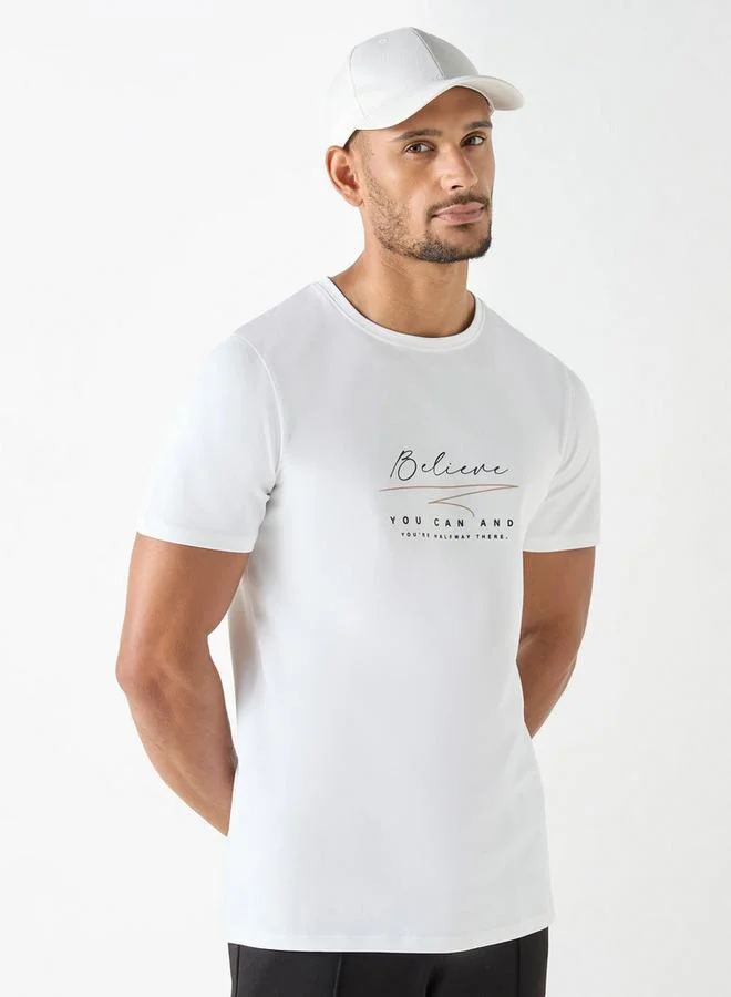 ايكونيك تيشيرت بياقة ضيّقة وأكمام قصيرة وطبعات شعار