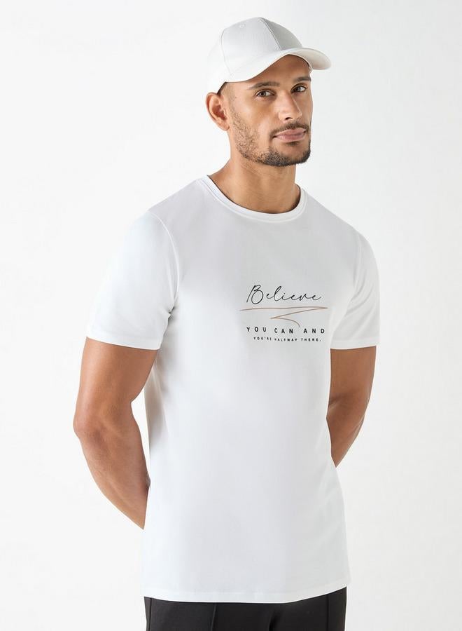 ايكونيك تيشيرت بياقة ضيّقة وأكمام قصيرة وطبعات شعار - Image 1