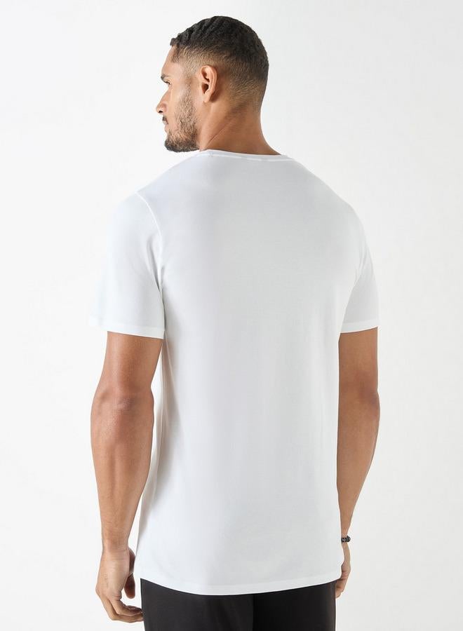 ايكونيك تيشيرت بياقة ضيّقة وأكمام قصيرة وطبعات شعار - Image 3