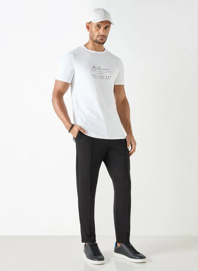 ايكونيك تيشيرت بياقة ضيّقة وأكمام قصيرة وطبعات شعار