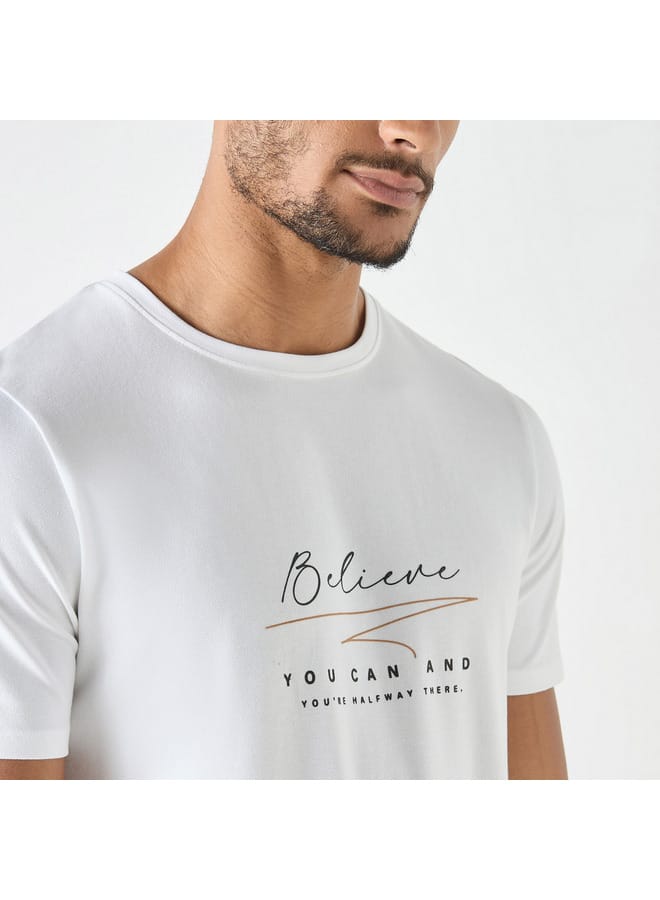 ايكونيك تيشيرت بياقة ضيّقة وأكمام قصيرة وطبعات شعار - Image 4