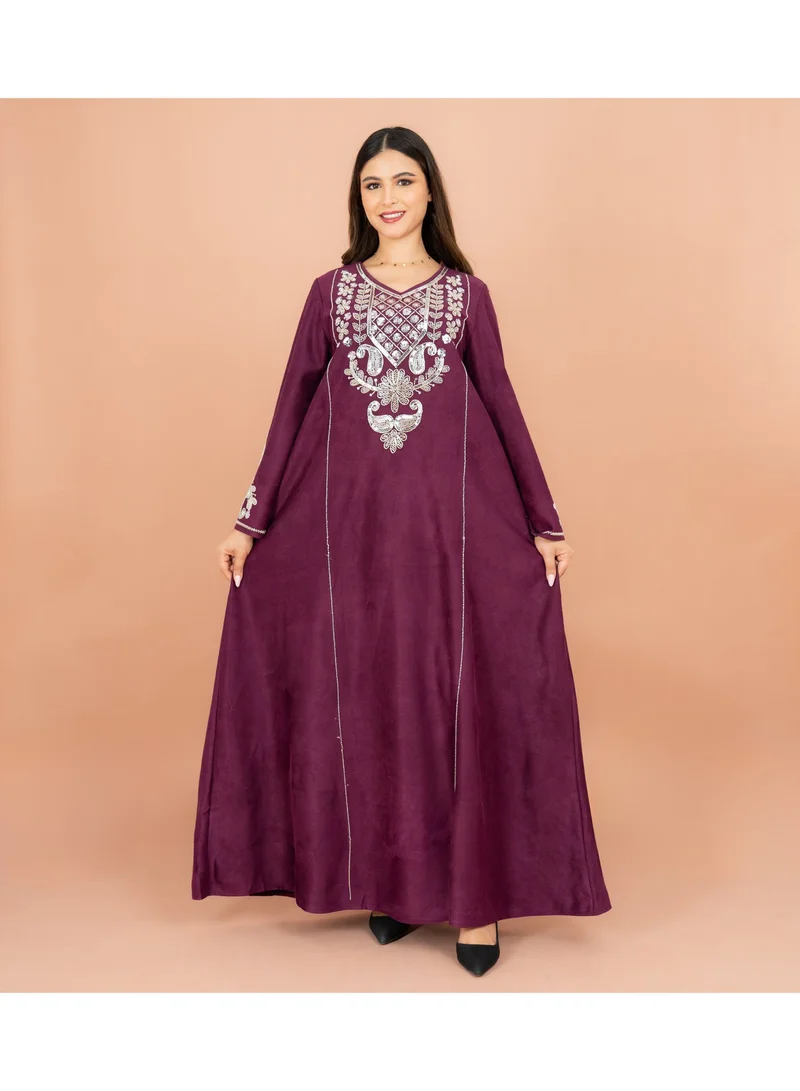 اكسا جلابية بأكمام واسعة من القماش اللامع وتطريز فضي