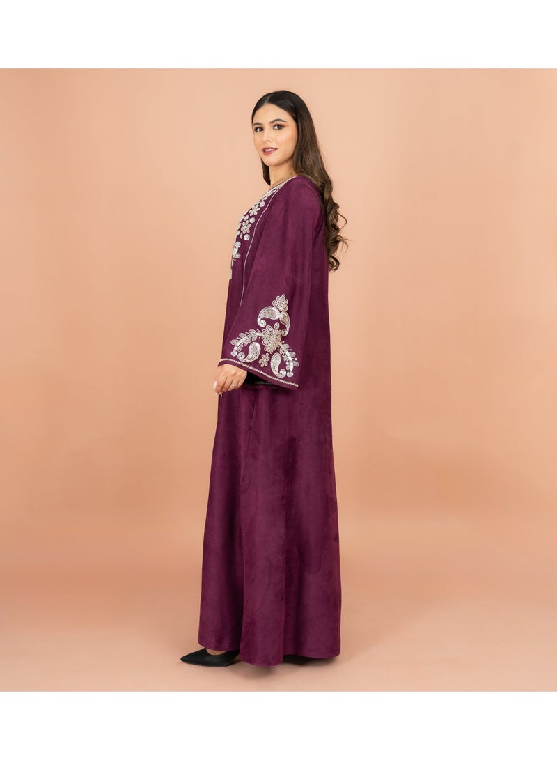 اكسا جلابية بأكمام واسعة من القماش اللامع وتطريز فضي - Image 4