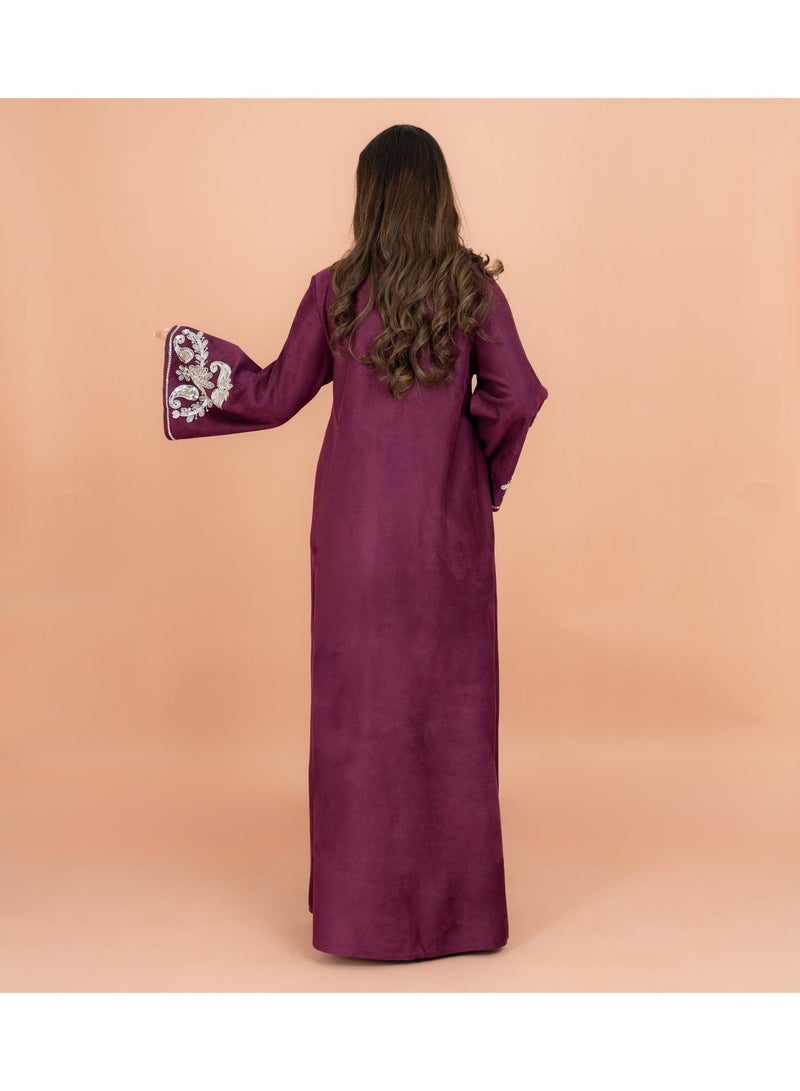 اكسا جلابية بأكمام واسعة من القماش اللامع وتطريز فضي - Image 3