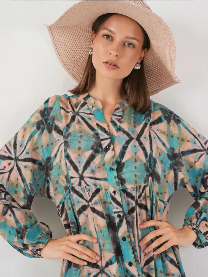 بيغ دارت فستان ماكسي مطبوع برقبة على شكل حرف  مع أزرار