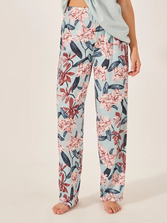 Styli Styli Unwind V-Neck Tee & Floral Pajama Set