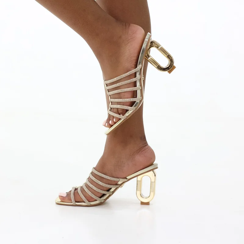 لاماراباريس صندل  بحزام رفيع وكعب . سم مزين بالكريستال على شكل حرف