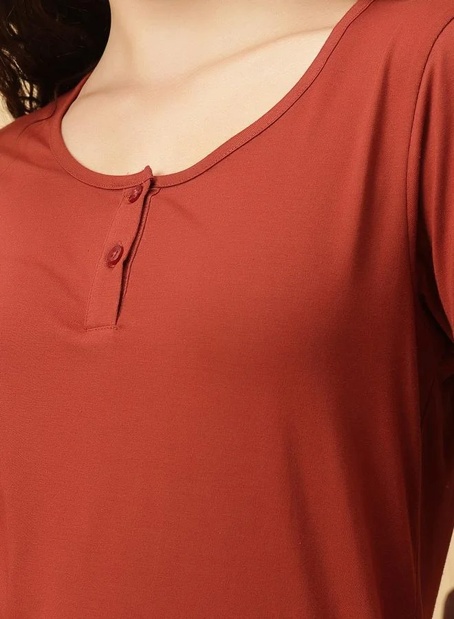 كلوفيا طقماما من بلوزة سادة وبنطال بنمط مربعات كاروهات