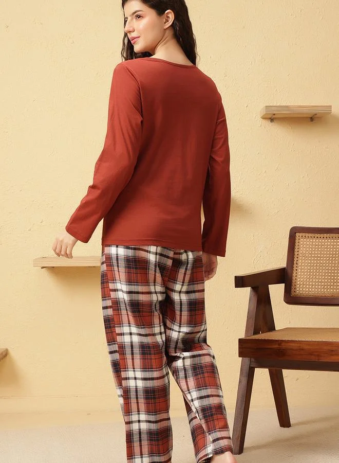 كلوفيا طقماما من بلوزة سادة وبنطال بنمط مربعات كاروهات