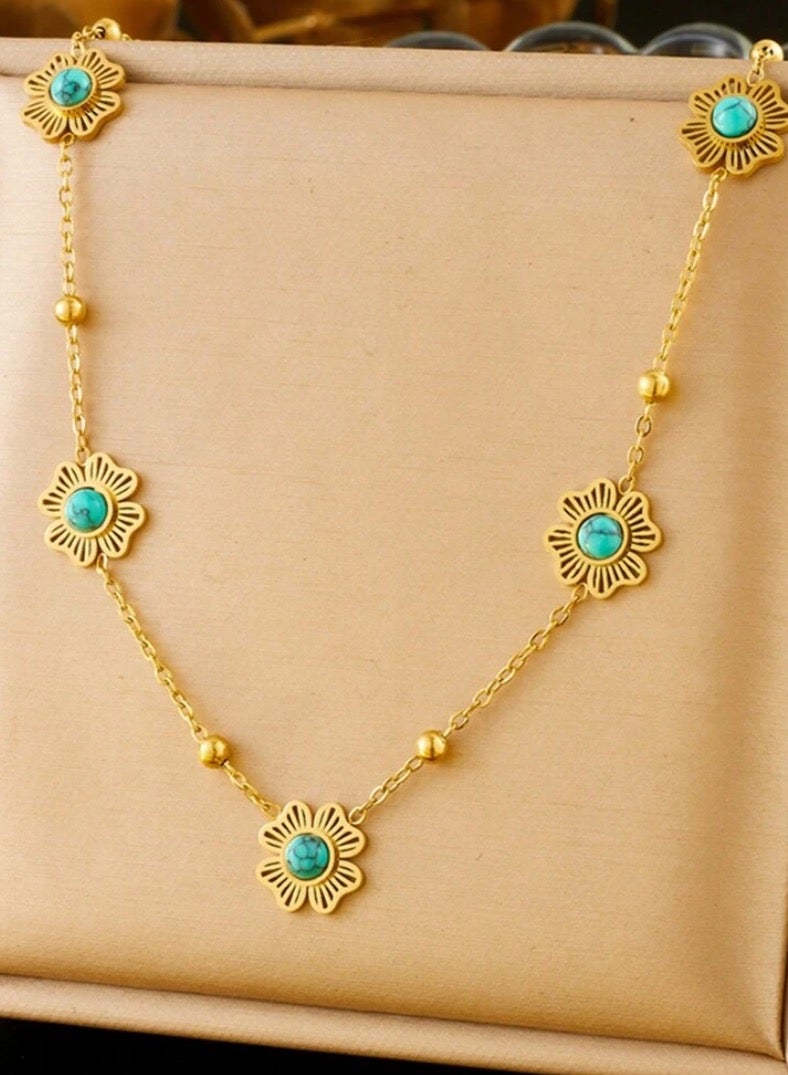 جوليري بالاس طقم اكسسوارات قلادة وحلق نسائي من الاستانلس ستيل المطلي باللون الذهبي - Image 2